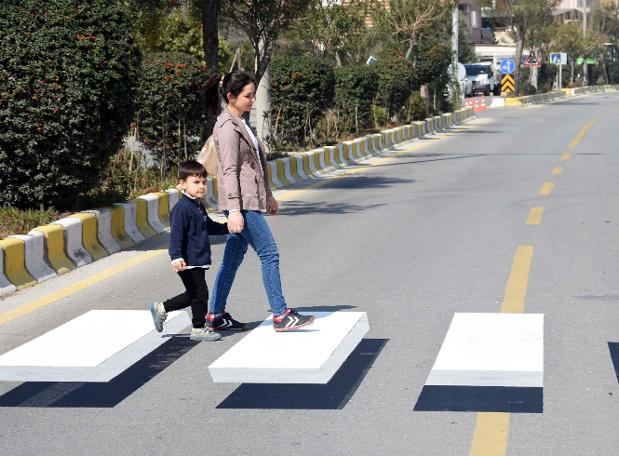 Üç boyutlu yaya geçidi: Durmamak yürek ister!