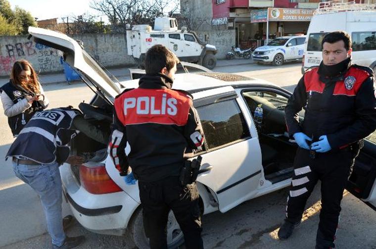 Annesinin otomobilde bıraktığı çocuğu polis kurtardı