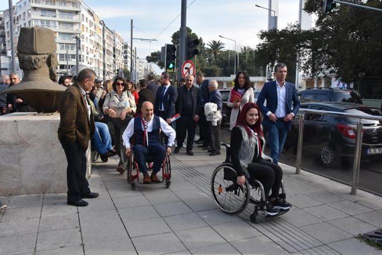 CHP'li Tunç Soyer, farkındalık için tekerlekli sandalye ile gezdi