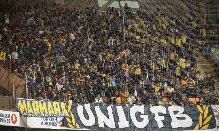 Fenerbahçe tribünlerinde kavga