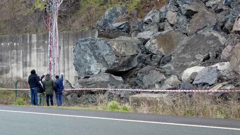 Hopa'da tüneldeki göçük için özel dağcılar bekleniyor