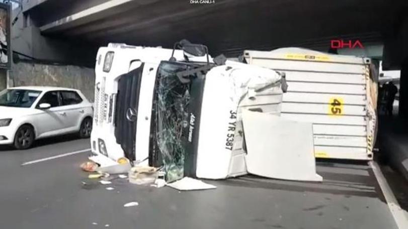 Bakırköy'de üst geçide çarpan TIR devrildi