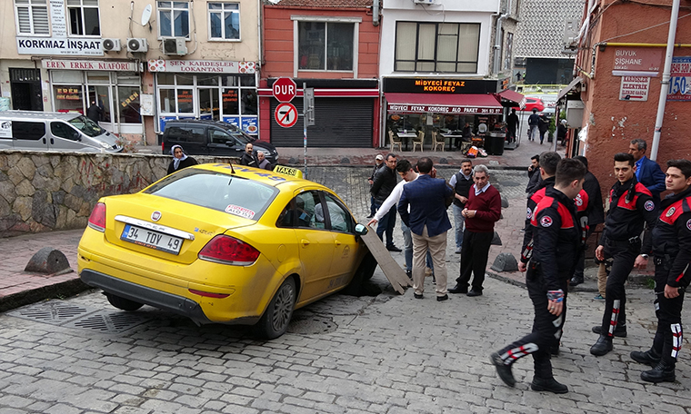 Beyoğlu’nda yol çöktü