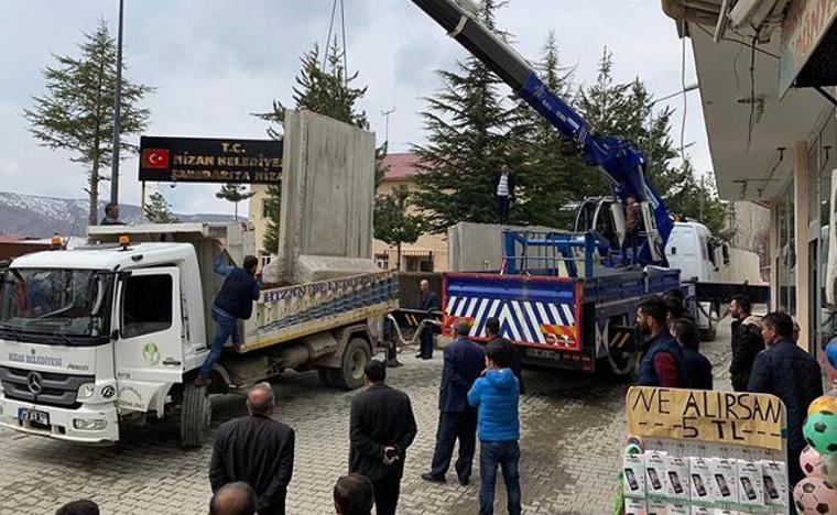 Mazbatasını alan SP’li başkan, ilk iş olarak beton blokları kaldırttı