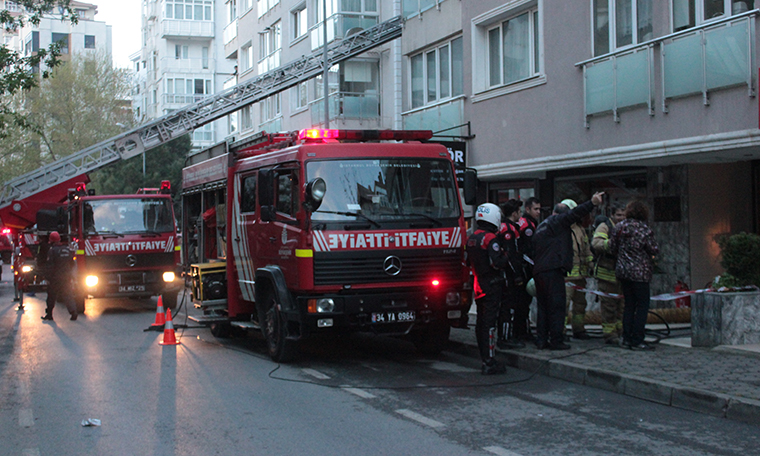 Kadıköy’de 10 katlı apartmanda yangın