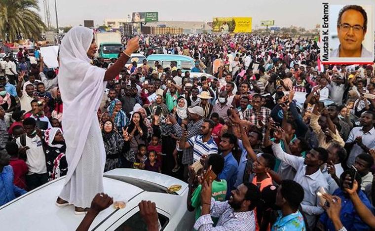 Darbeyle gelen Sudan diktatörü Ömer Hasan el Beşir, protestoyla gitti