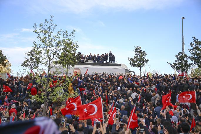 Ekrem İmamoğlu: 350 bin Büyükçekmecelinin onuru ve gururuyla oynuyorsunuz