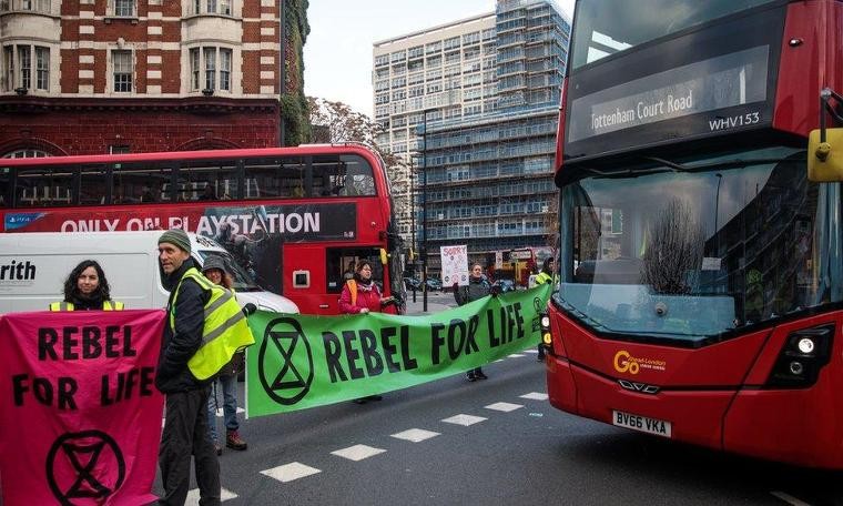 İklim değişikliği: Londra'da aktivistler kendilerini metro trenlerine yapıştıracak