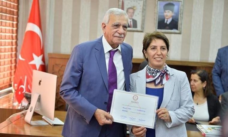 Mardin Büyükşehir Belediye Başkanı Ahmet Türk mazbatasını aldı