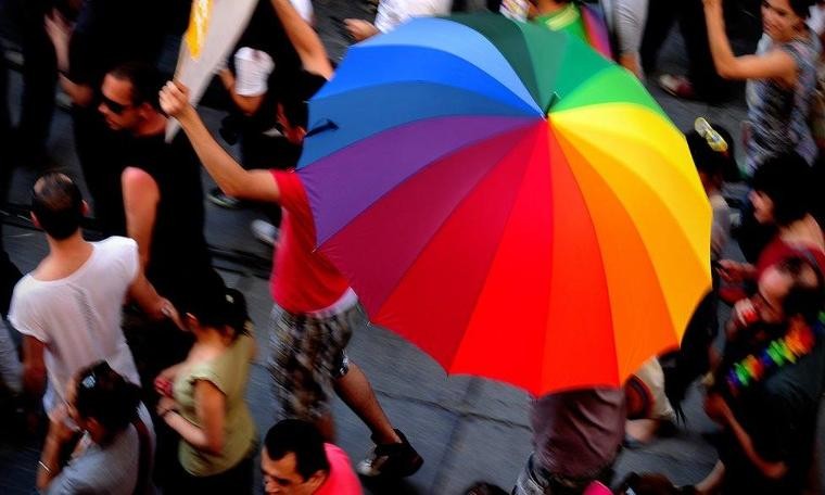 Kabul edildikleri İngiltere'ye gidemeyen Suriyeli LGBT mülteciler İngiliz hükümetine dava açıyor: 'Türkiye'de tehlike altındayız'