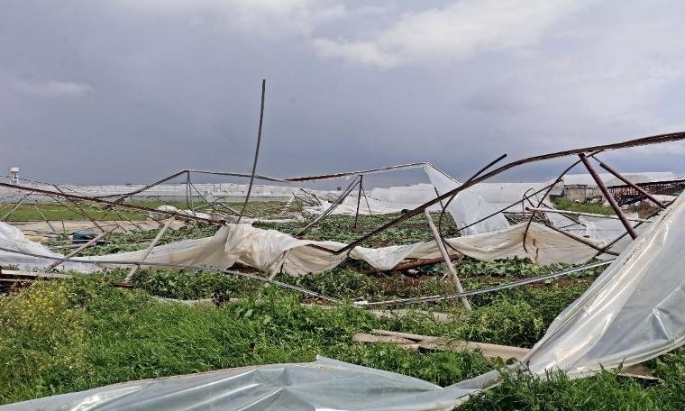 Antalya’da hortum seraları yerle bir etti