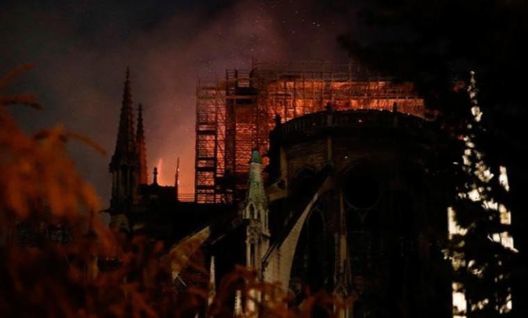 Notre Dame Katedrali'ndeki yangın 8,5 saat sonra söndürüldü