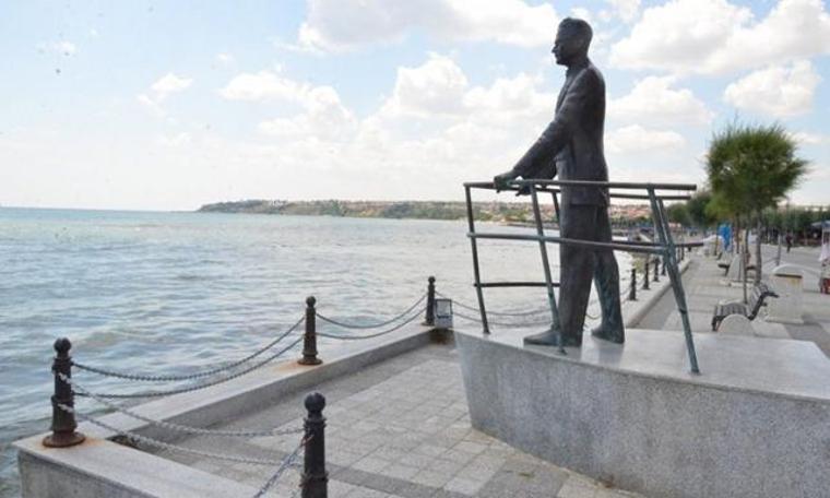 Nazım Hikmet'in heykeline zarar verildi