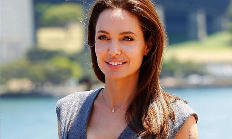 Angelina Jolie soyadını değiştirdi