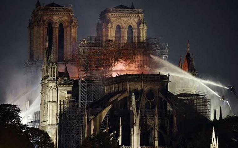 Macron, Notre Dame Katedrali’nin yeniden yapılacağını duyurdu