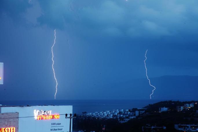 Bodrum'da gökkuşağı ve şimşekler!