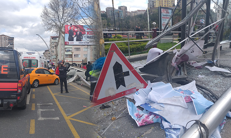 Ankara'da kontrolden çıkan otomobil otobüs durağına çarparak takla attı: 2 yaralı