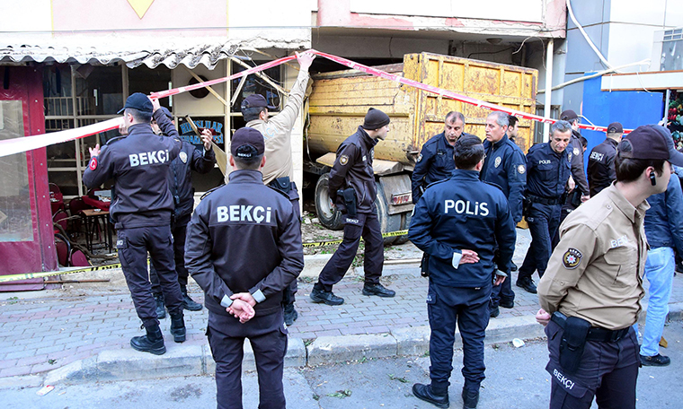 İzmir'de kamyon kahvehaneye daldı: 2 ölü, 6 yaralı