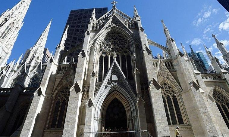 New York polisi St Patrick Katedrali'ne benzin döken kişiyi gözaltına aldı