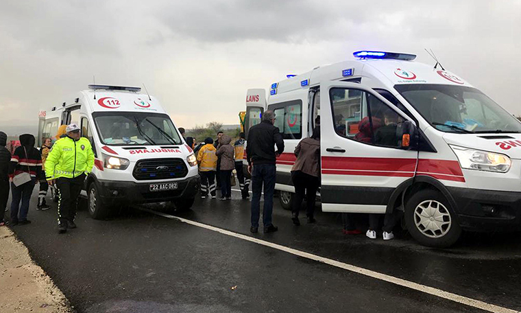 Tekirdağ'da öğrenci servisi kamyona çarptı: 15 yaralı