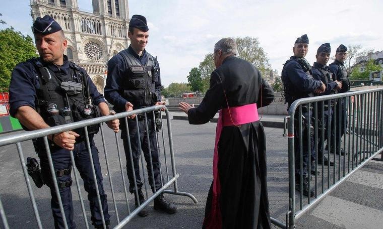 Notre-Dame yangını: Katedralin yöneticisinden geçici katedral önerisi