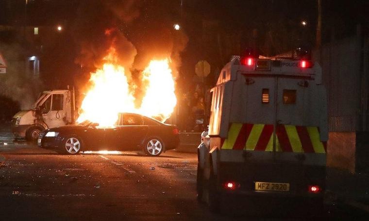 Kuzey İrlanda'daki protestolarda bir gazeteci öldü, polis 'Yeni IRA'yı suçluyor