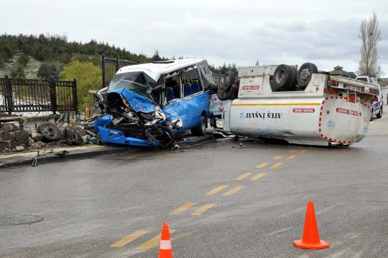 Freni boşalan tanker önce otomobile ardından minibüse çarptı