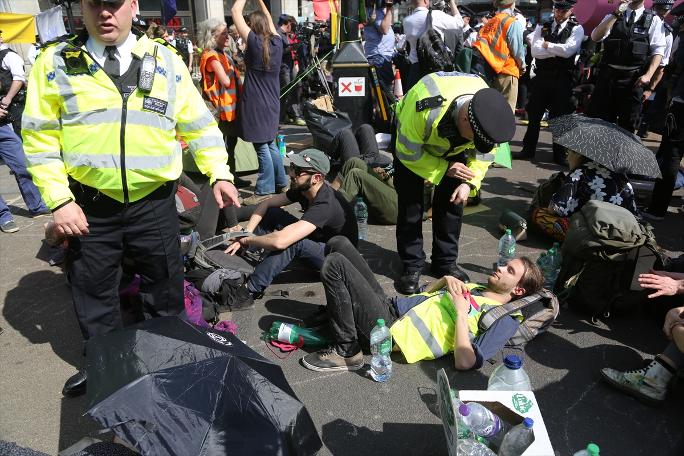 Londra'daki çevrecilerin eyleminde gözaltı sayısı 600 oldu