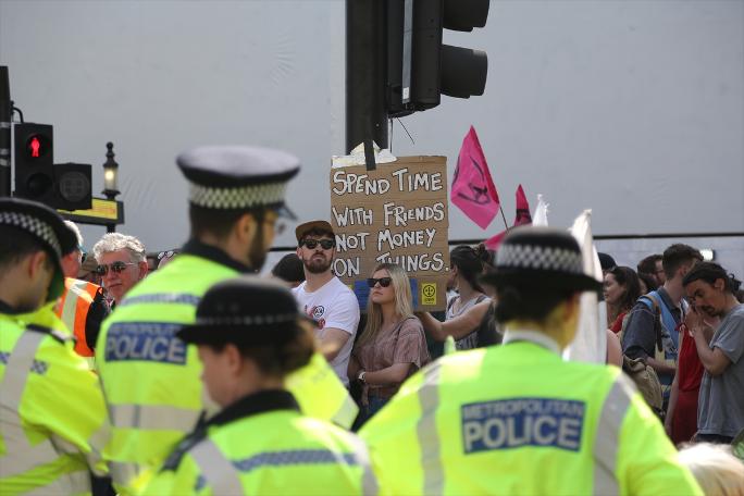 Londra'daki çevrecilerin eyleminde gözaltı sayısı 600 oldu