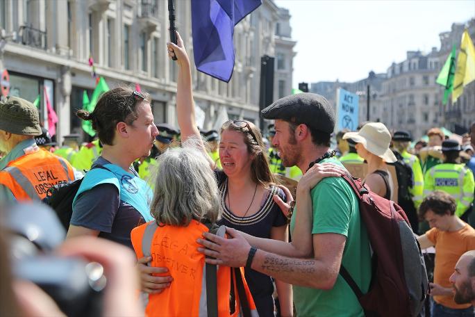 Londra'daki çevrecilerin eyleminde gözaltı sayısı 600 oldu