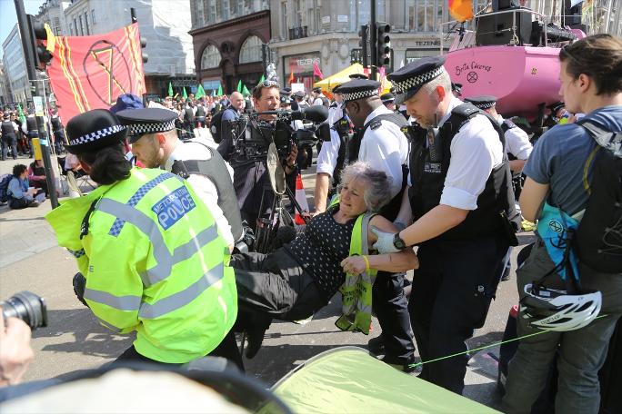 Londra'daki çevrecilerin eyleminde gözaltı sayısı 600 oldu