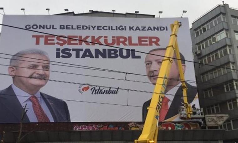 İstanbul'da AKP'nin inen afişleri yeniden asıldı!