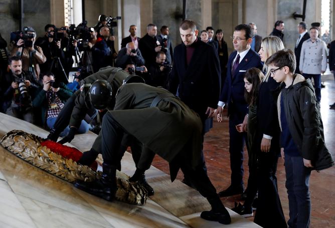 Ekrem İmamoğlu ailesi ile birlikte Anıtkabir'de