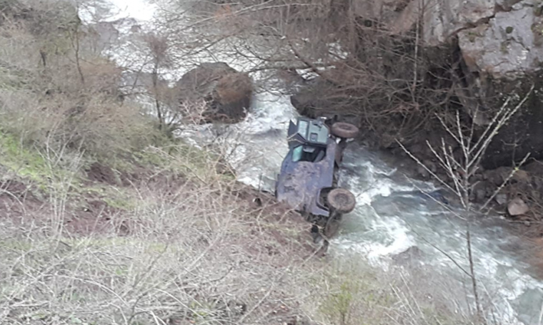 Giresun'da zırhlı polis aracı dereye yuvarlandı: 6 yaralı