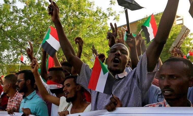 Sudan'da darbe: Ordu, sivil yönetim çağrısı yapan eylemcilerden barikatları kaldırmalarını istedi