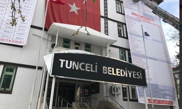 Tunceli Belediyesi gelir-gider tablosunu belediye binasına astı