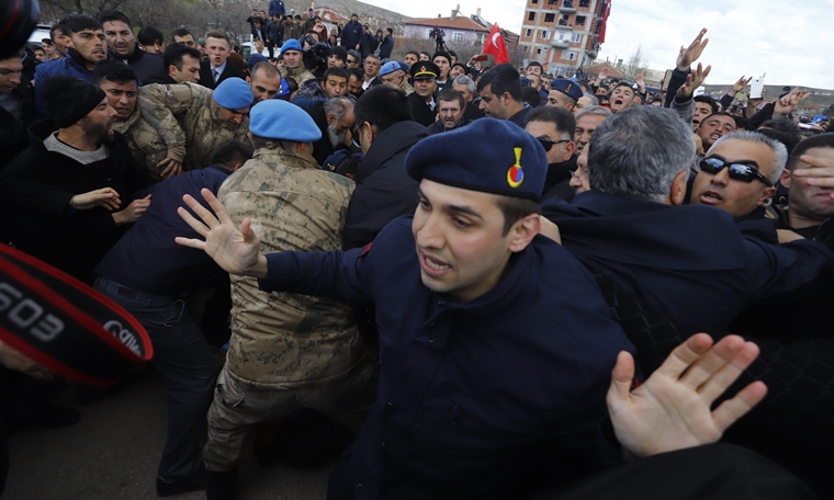 Kılıçdaroğlu'nun saldırıya uğradığı şehit cenazesindeki gariplikler!