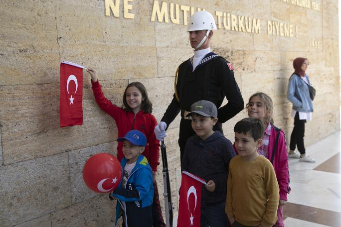 Anıtkabir'de 23 Nisan... Yurttaş Ata'sına koştu