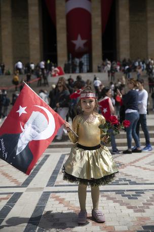 Anıtkabir'de 23 Nisan... Yurttaş Ata'sına koştu