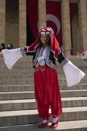 Anıtkabir'de 23 Nisan... Yurttaş Ata'sına koştu