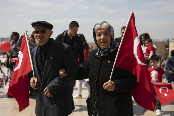 Anıtkabir'de 23 Nisan... Yurttaş Ata'sına koştu