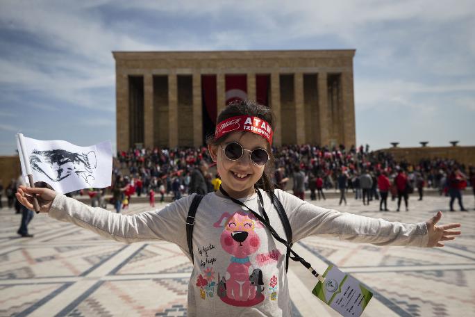 Anıtkabir'de 23 Nisan... Yurttaş Ata'sına koştu