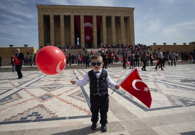 Anıtkabir'de 23 Nisan... Yurttaş Ata'sına koştu