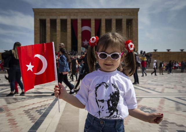 Anıtkabir'de 23 Nisan... Yurttaş Ata'sına koştu