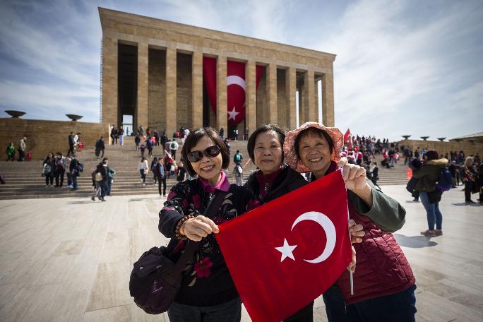 Anıtkabir'de 23 Nisan... Yurttaş Ata'sına koştu