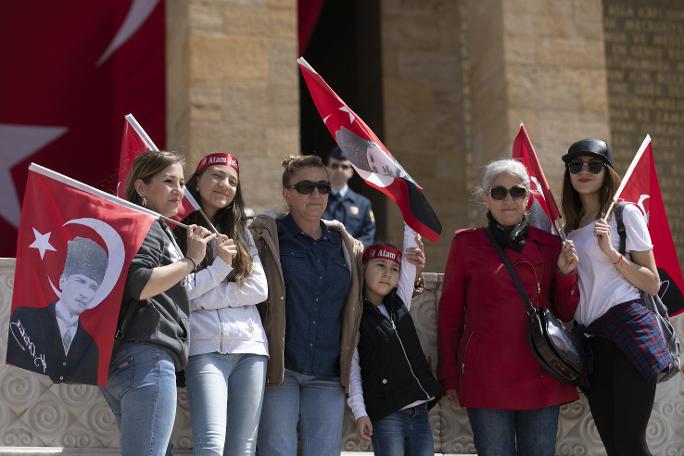 Anıtkabir'de 23 Nisan... Yurttaş Ata'sına koştu