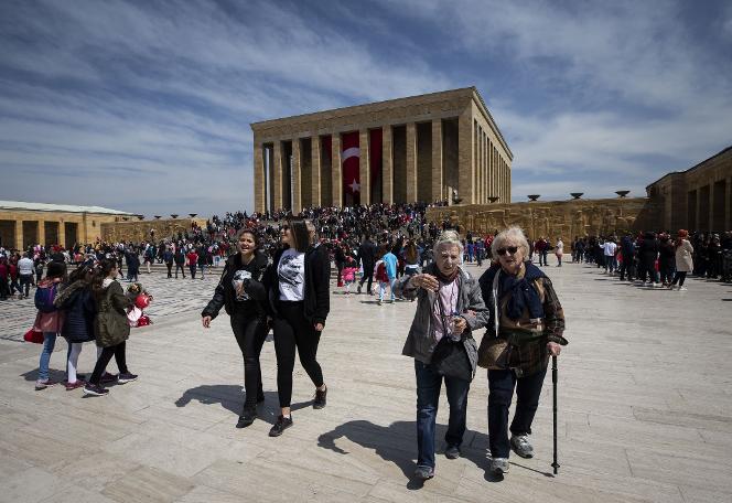 Anıtkabir'de 23 Nisan... Yurttaş Ata'sına koştu