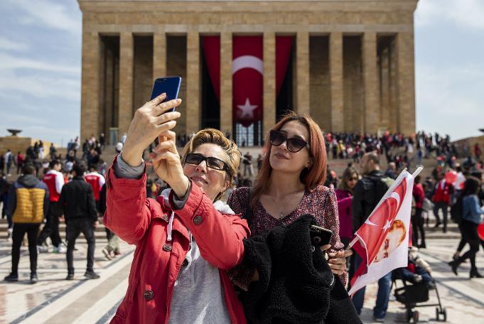 Anıtkabir'de 23 Nisan... Yurttaş Ata'sına koştu