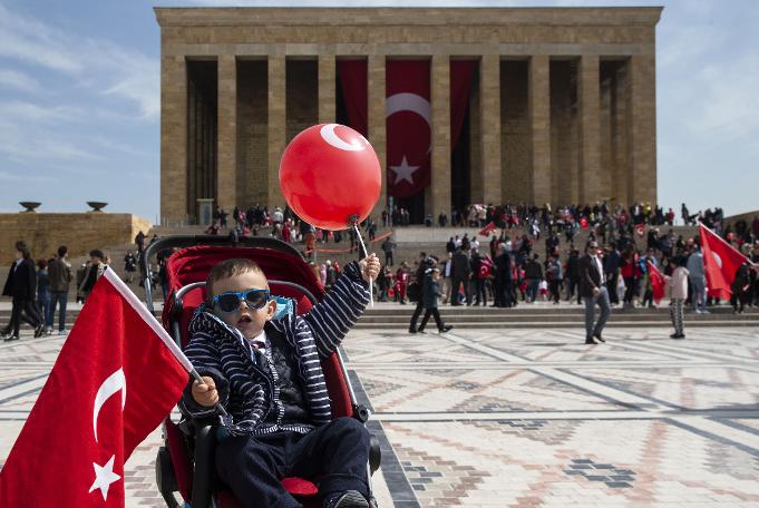 Anıtkabir'de 23 Nisan... Yurttaş Ata'sına koştu