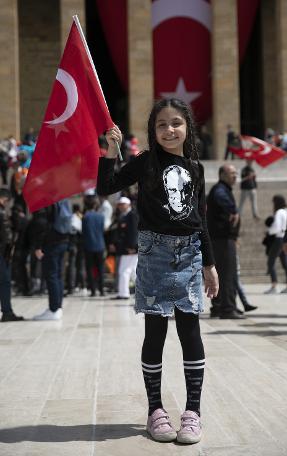 Anıtkabir'de 23 Nisan... Yurttaş Ata'sına koştu